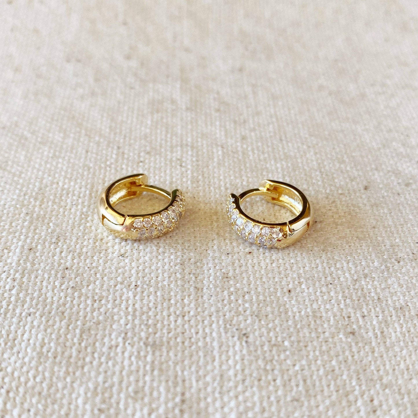 Créoles à cliquets en or rempli de 18 carats avec zircons cubiques.