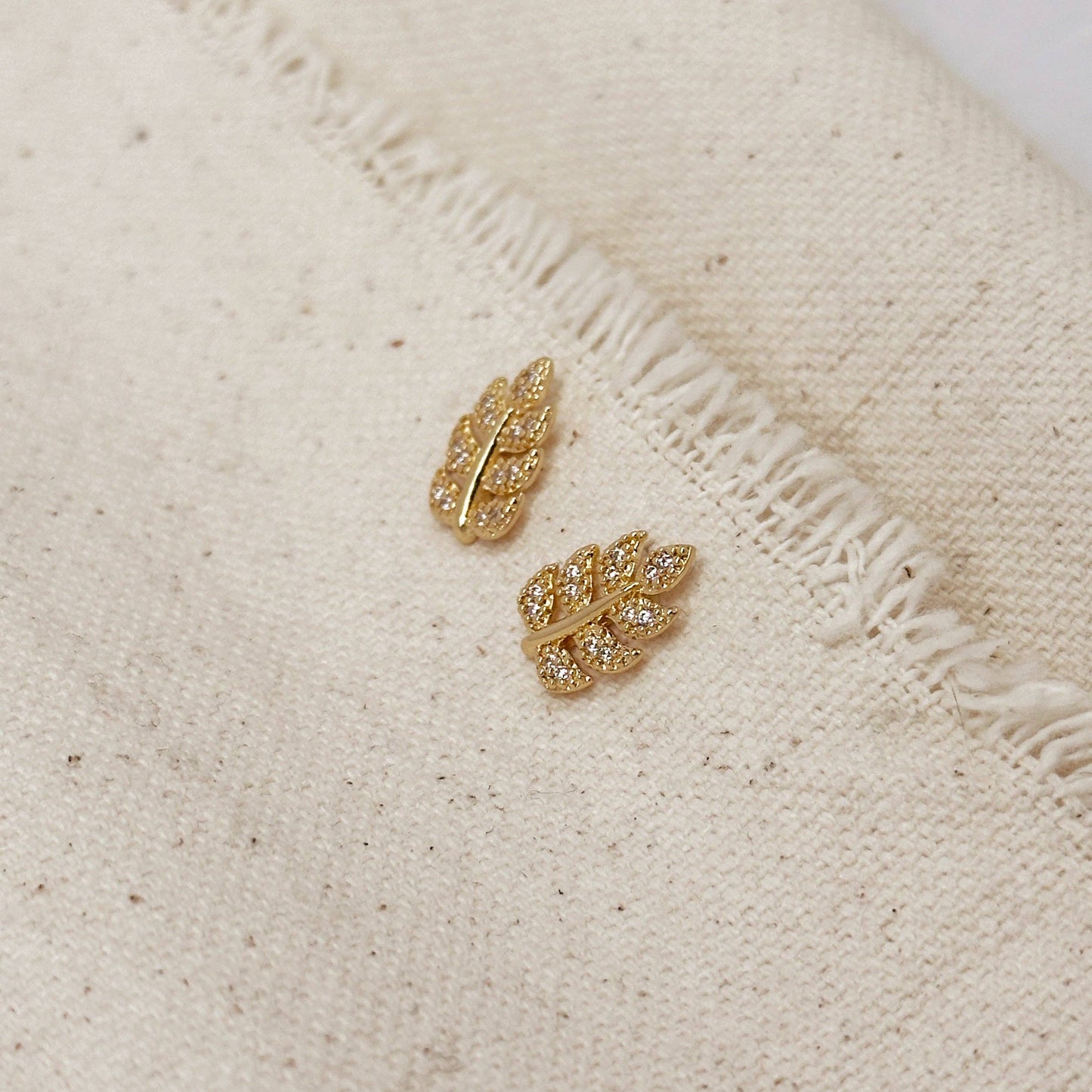 Clous d'oreilles à tige en forme de feuille de zircon cubique