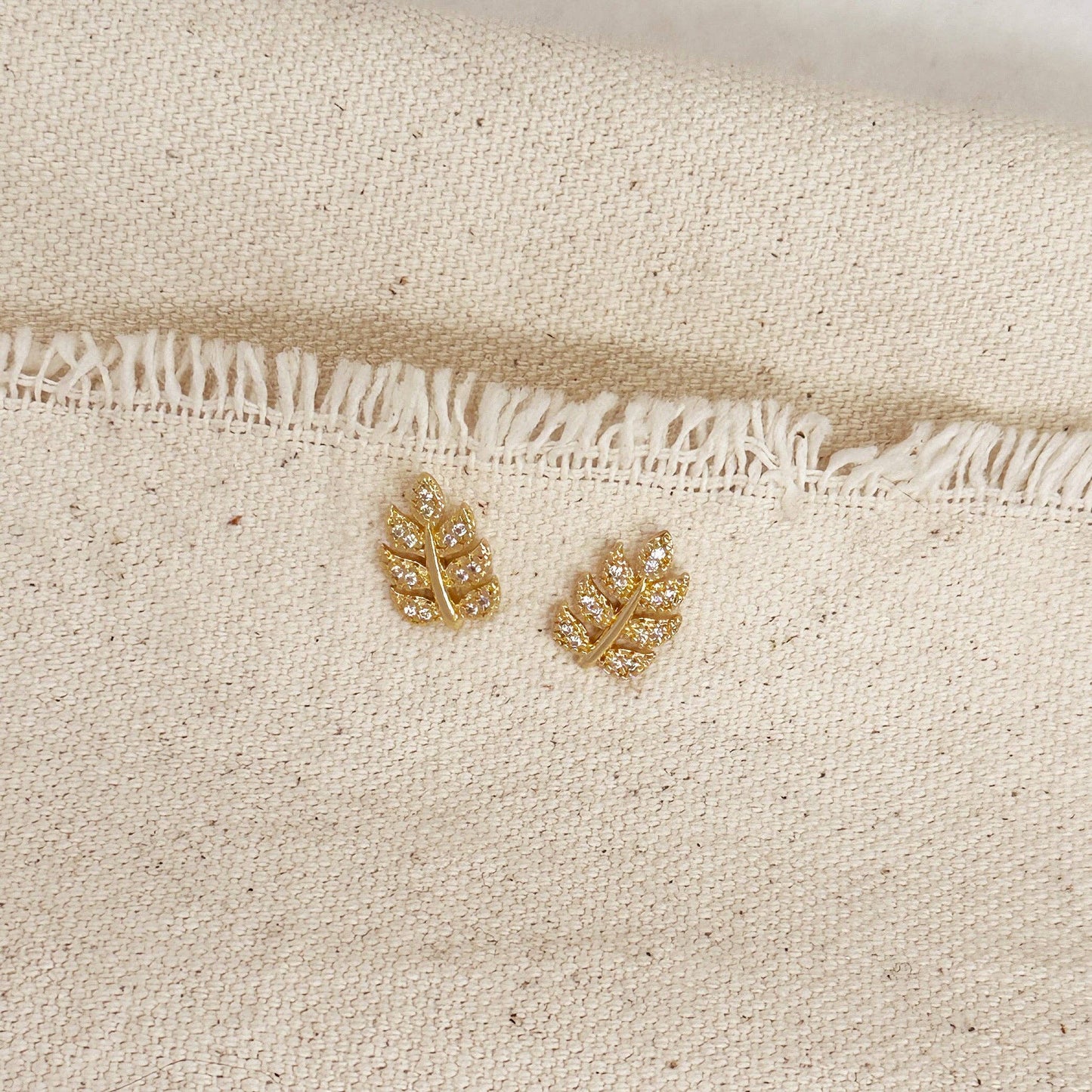 Clous d'oreilles à tige en forme de feuille de zircon cubique