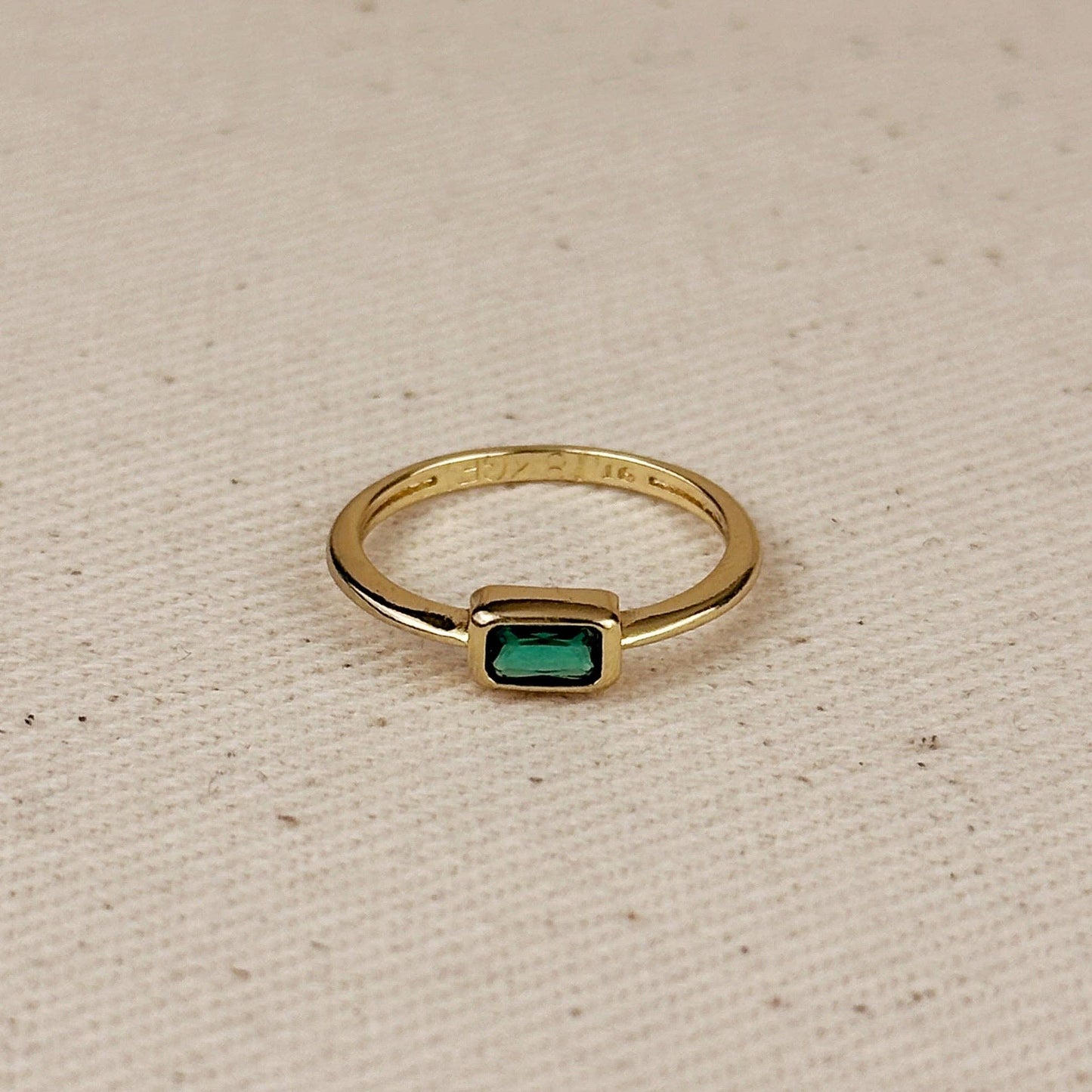 Bague solitaire rectangulaire avec zircon cubique noir