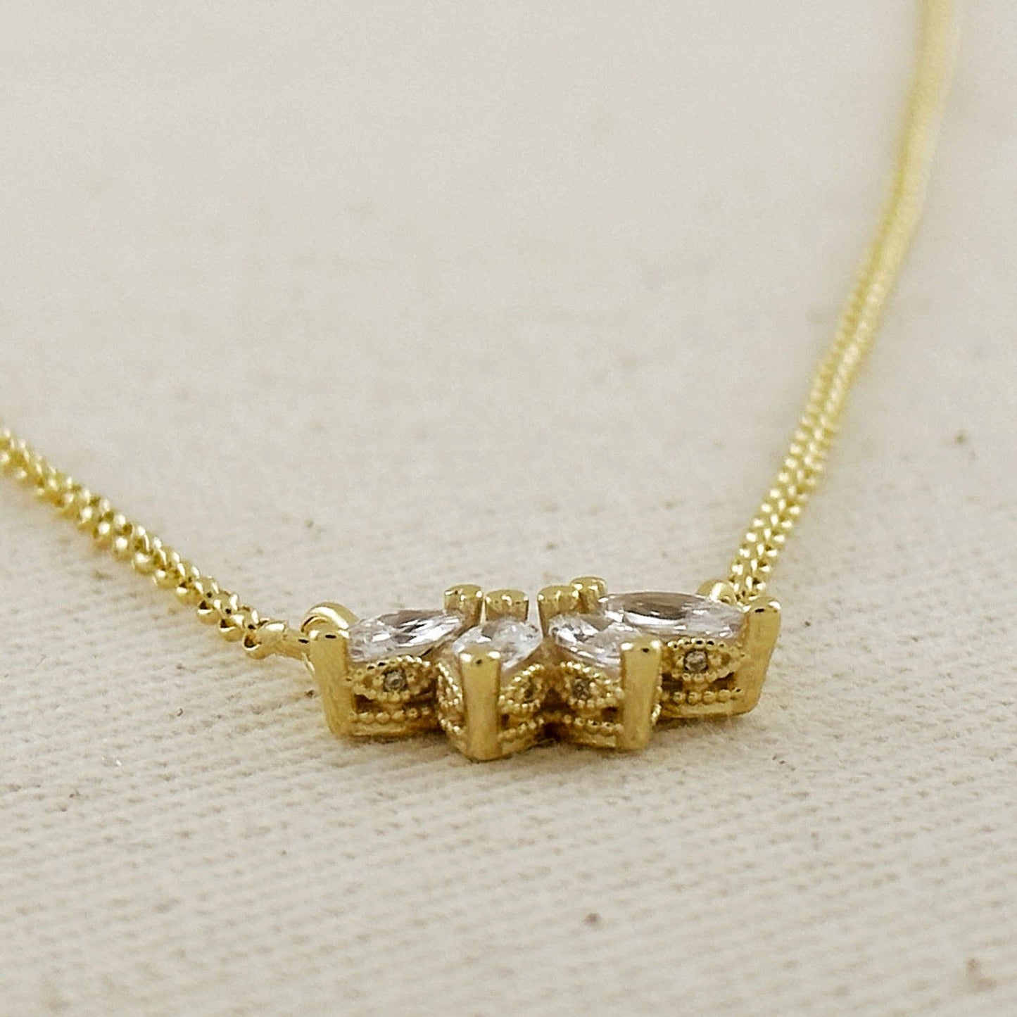Collier lotus plaqué or 18 carats avec zirconium cubique