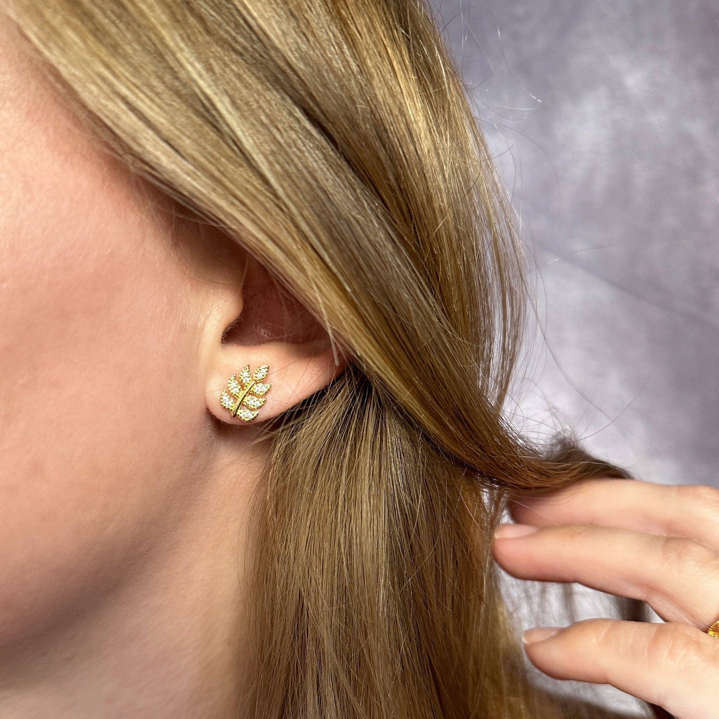 Clous d'oreilles à tige en forme de feuille de zircon cubique