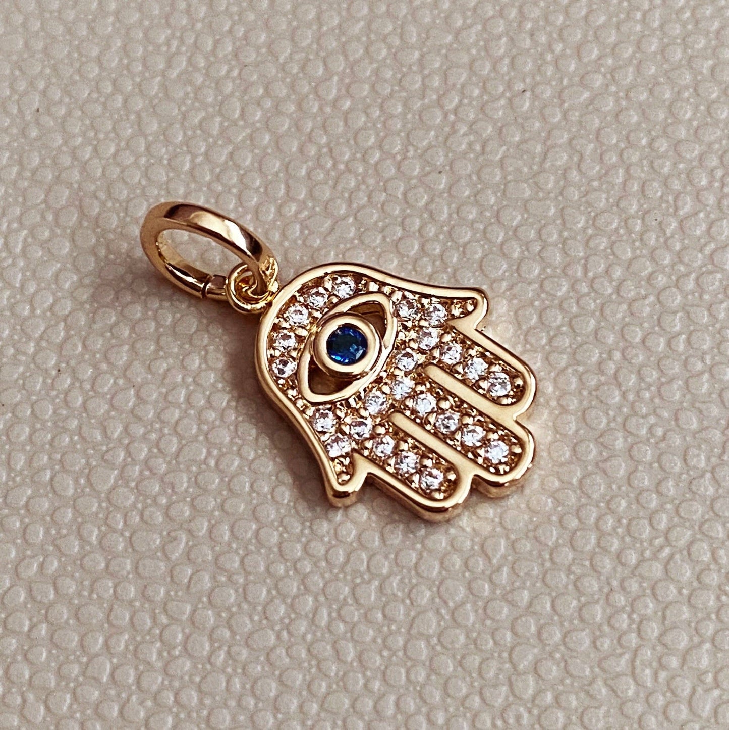 Breloque Hamsa en forme de mauvais œil remplie d'or 18 carats ornée de zircones cubiques