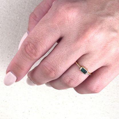 Bague solitaire rectangulaire avec zircon cubique vert émeraude