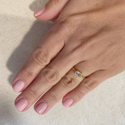 Bague solitaire rectangulaire remplie d'or 18 carats