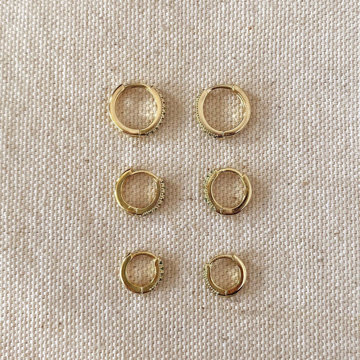 Trio de cerceaux en émeraude remplis d'or 18 carats