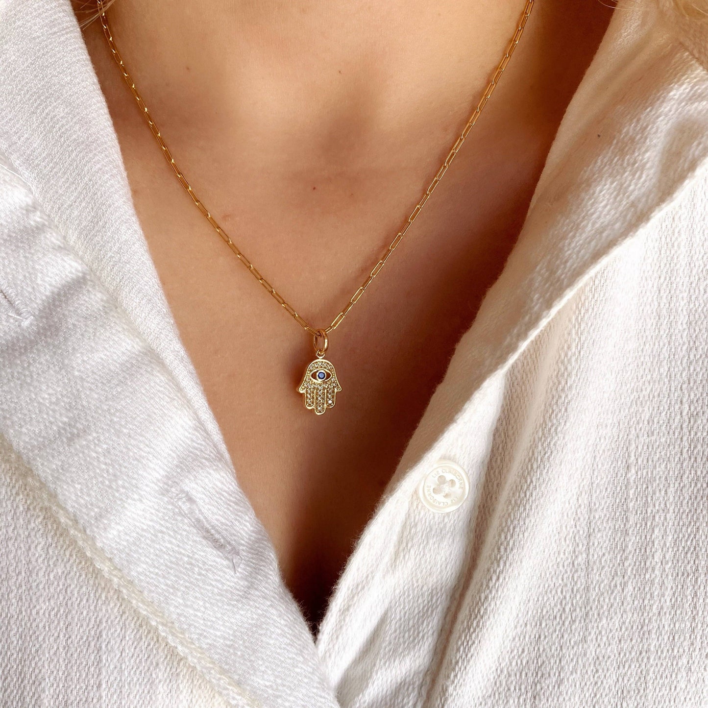 Breloque Hamsa en forme de mauvais œil remplie d'or 18 carats ornée de zircones cubiques