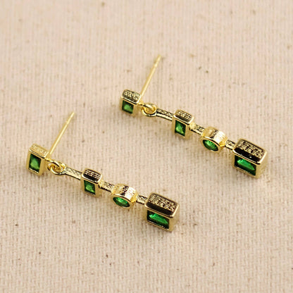 Boucle d'oreille à formes pendantes vert émeraude en or rempli 18 carats