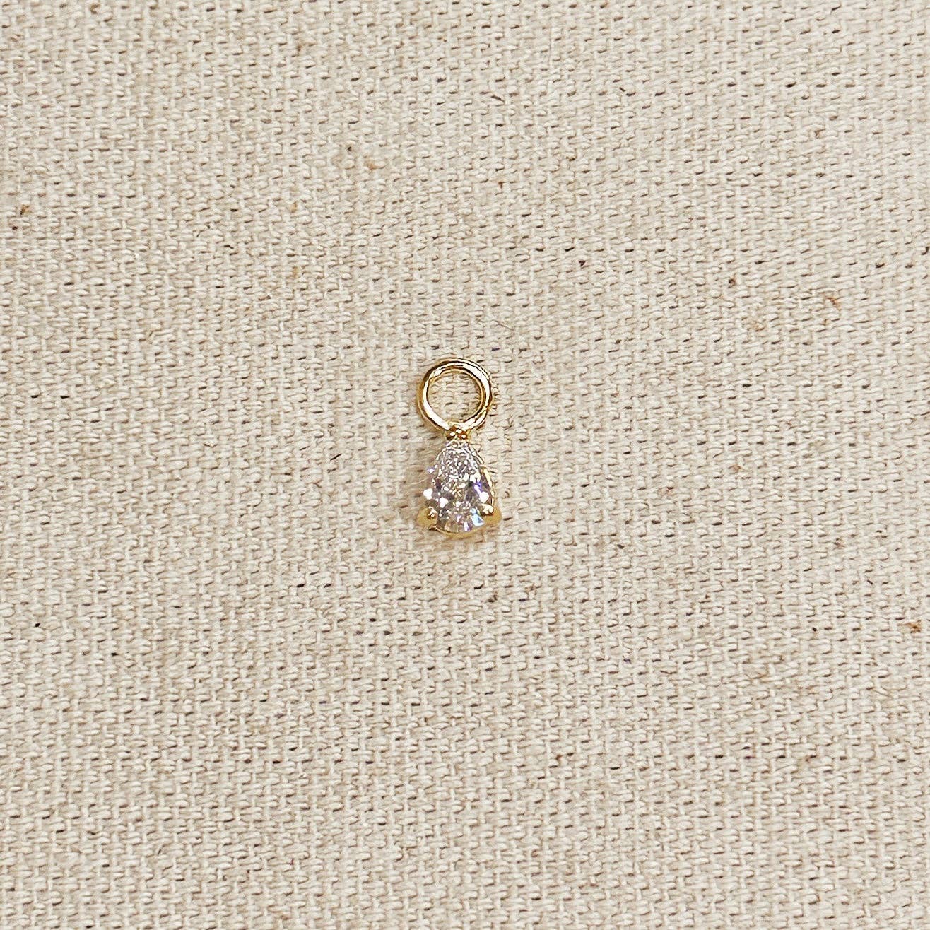 Breloque en forme de petite boucle d'oreille