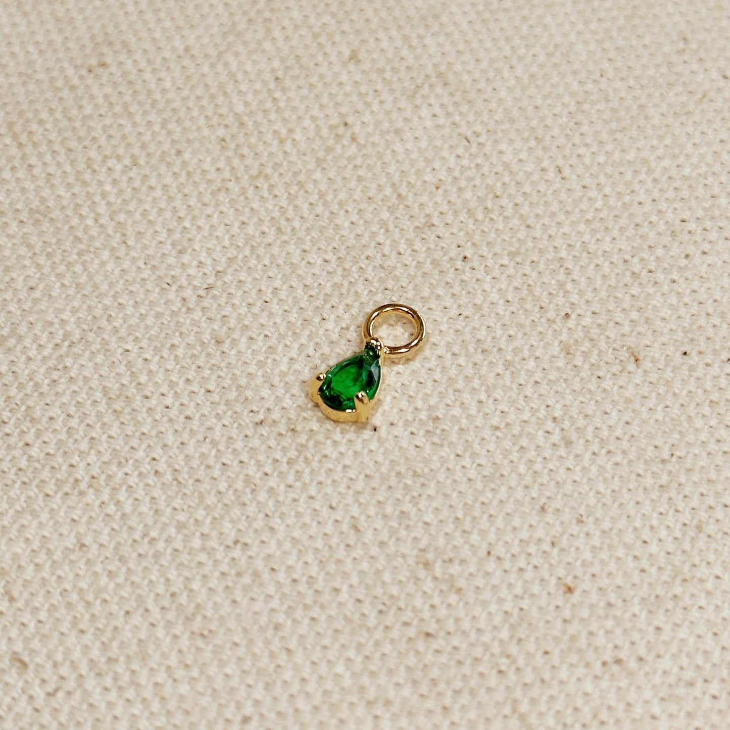 Breloque en forme de petite boucle d'oreille