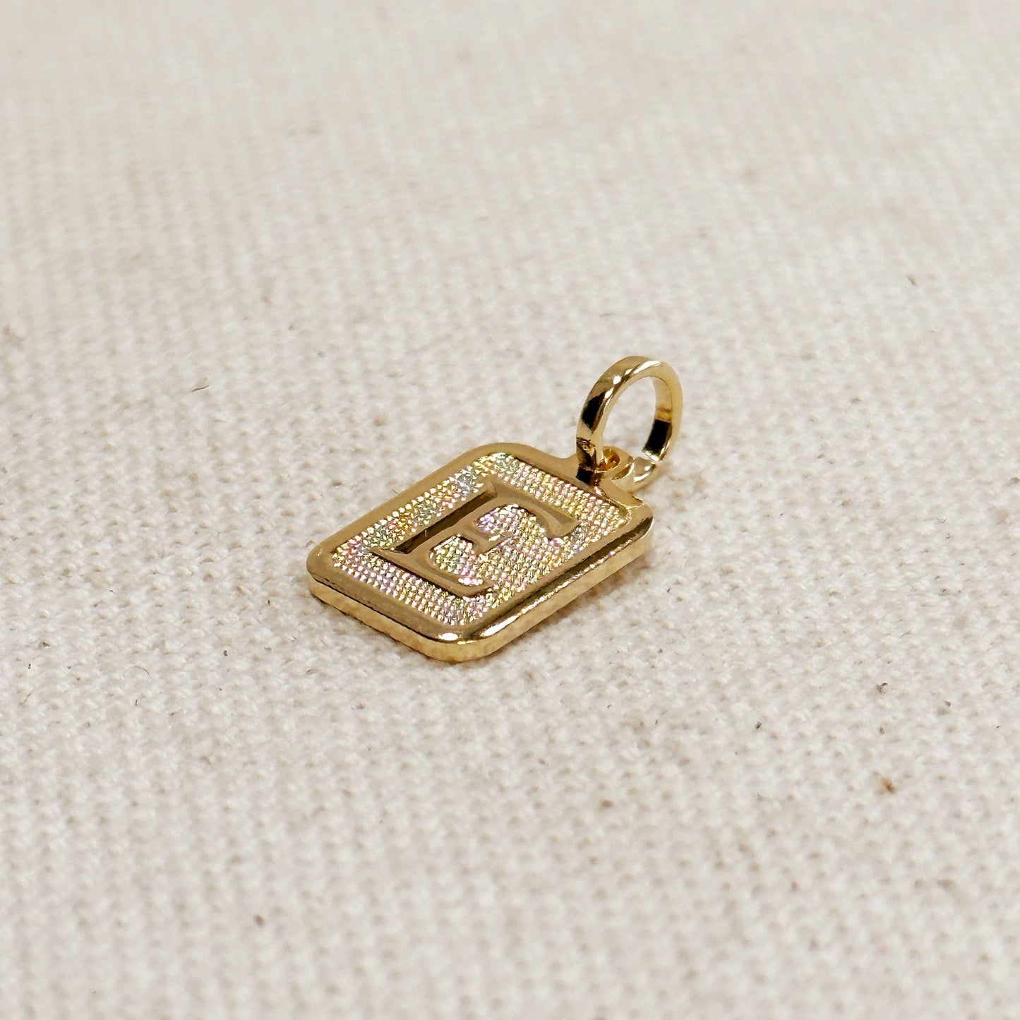 Pendentif plaque initiale texturé