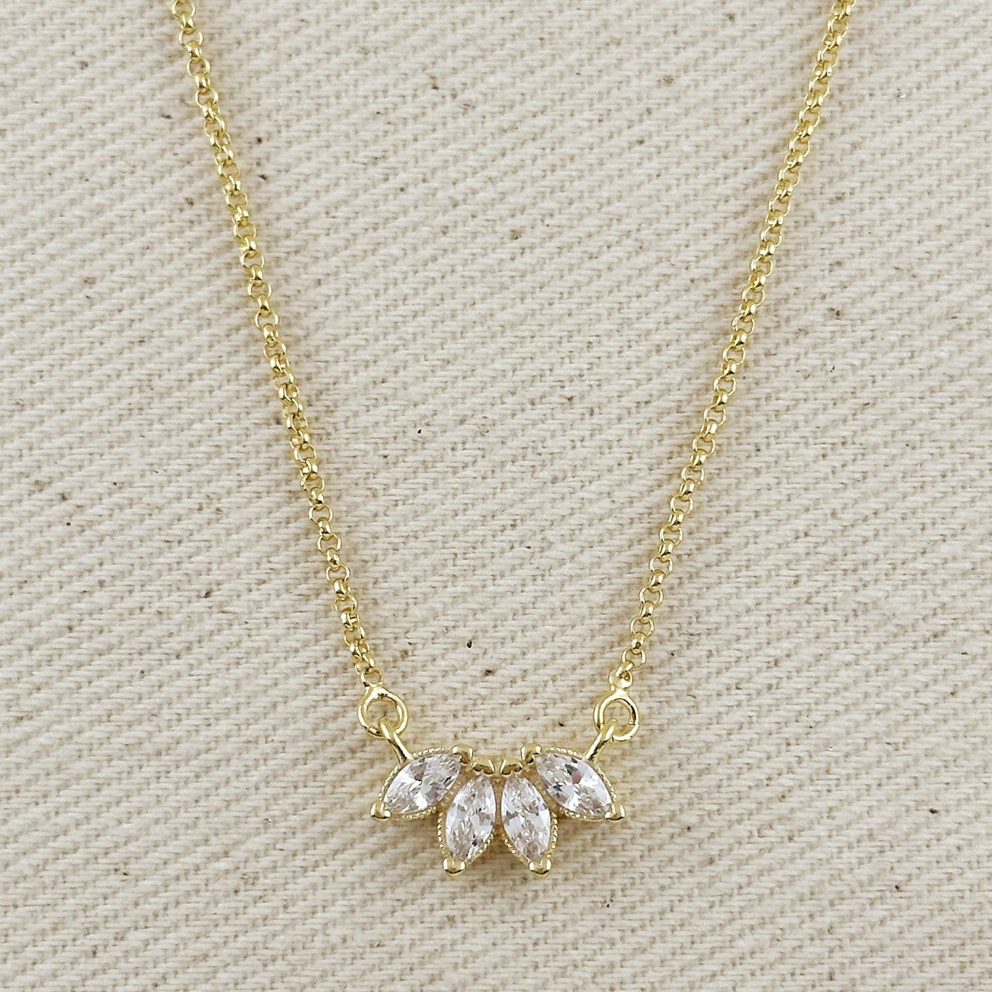 Collier lotus plaqué or 18 carats avec zirconium cubique