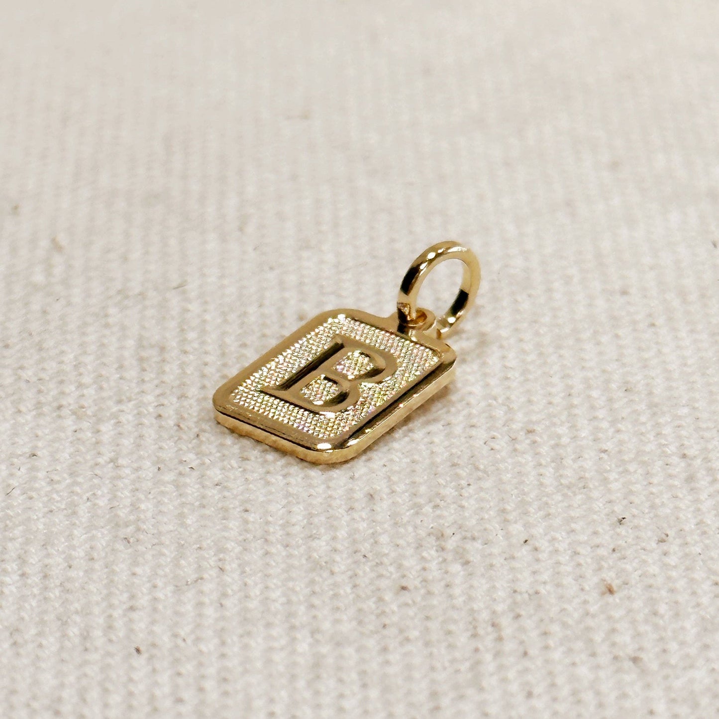 Pendentif plaque initiale texturé