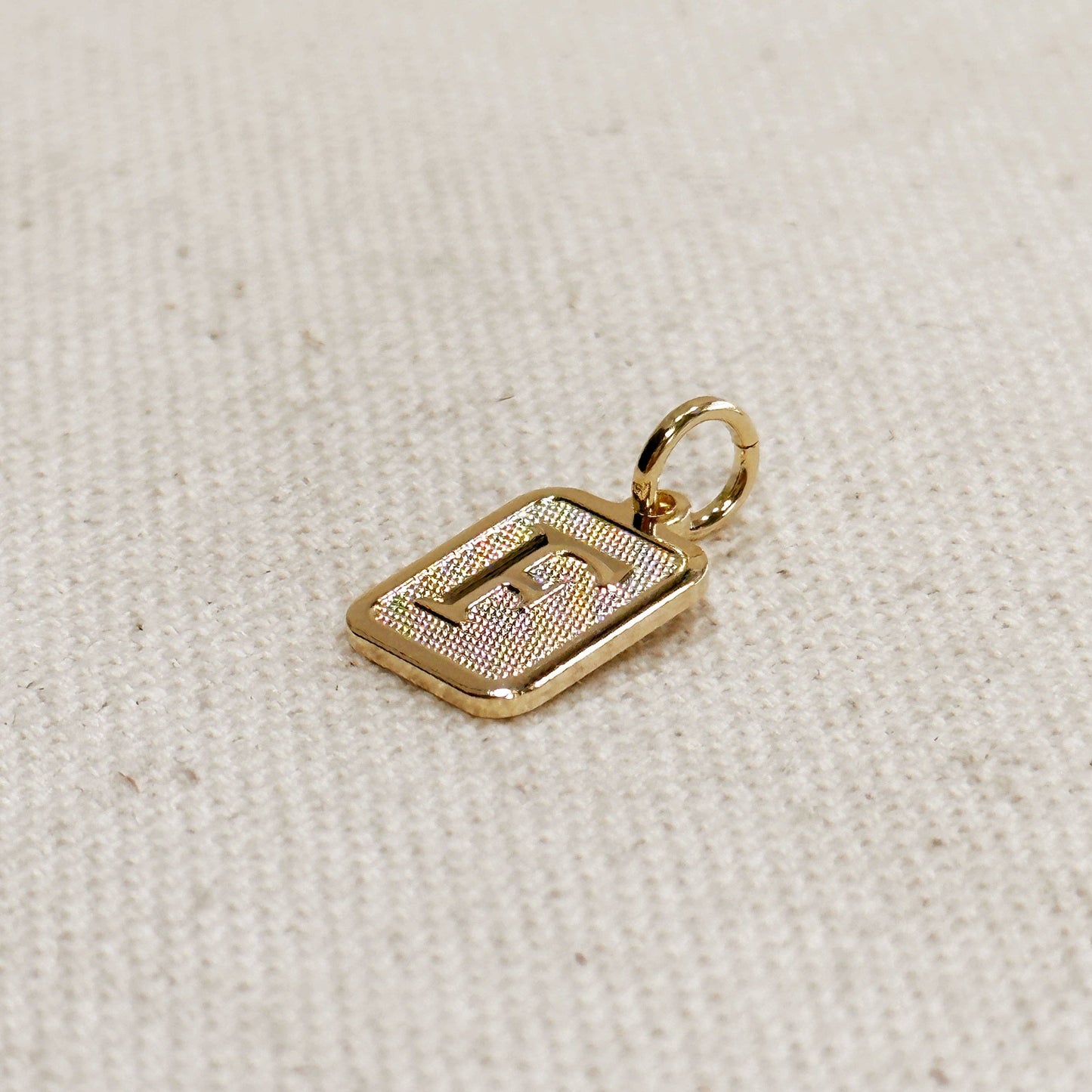 Pendentif plaque initiale texturé