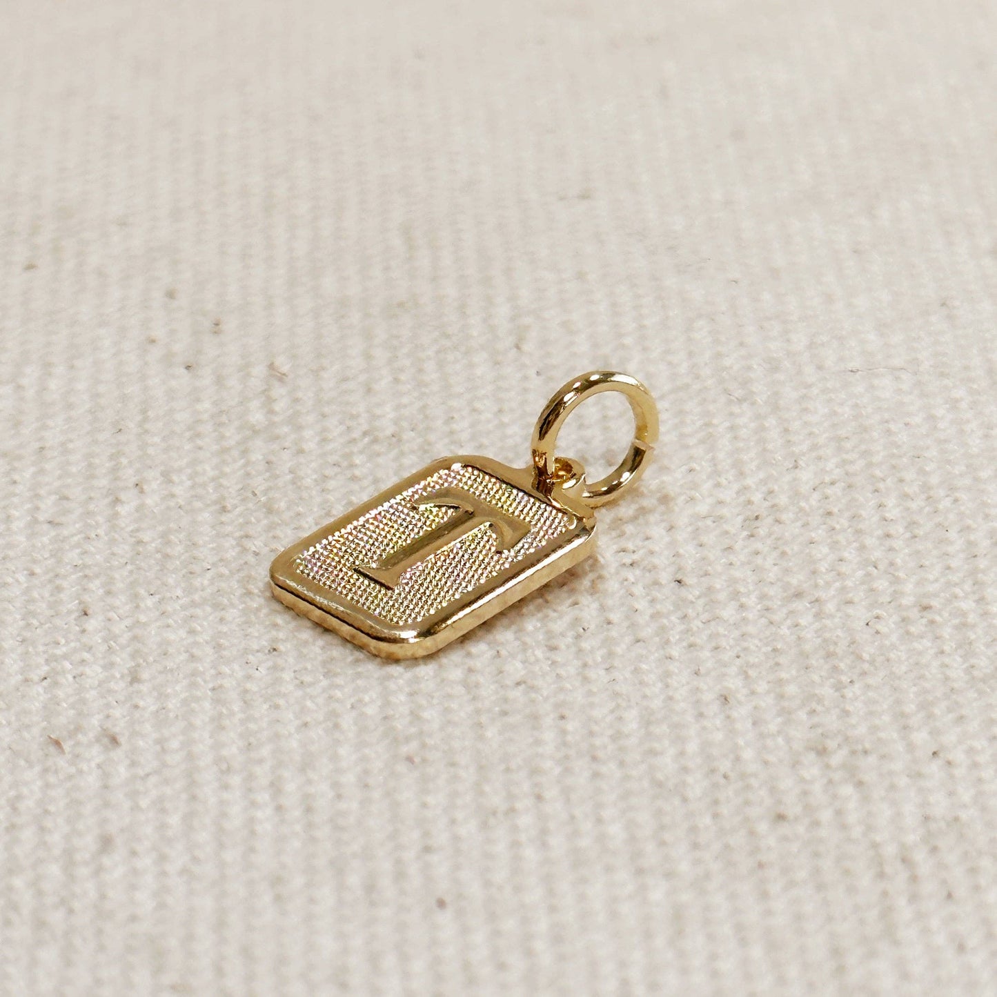 Pendentif plaque initiale texturé