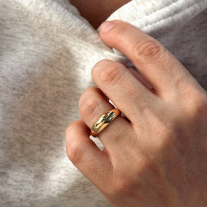 Bague en forme de dôme polie et remplie d'or 18 carats