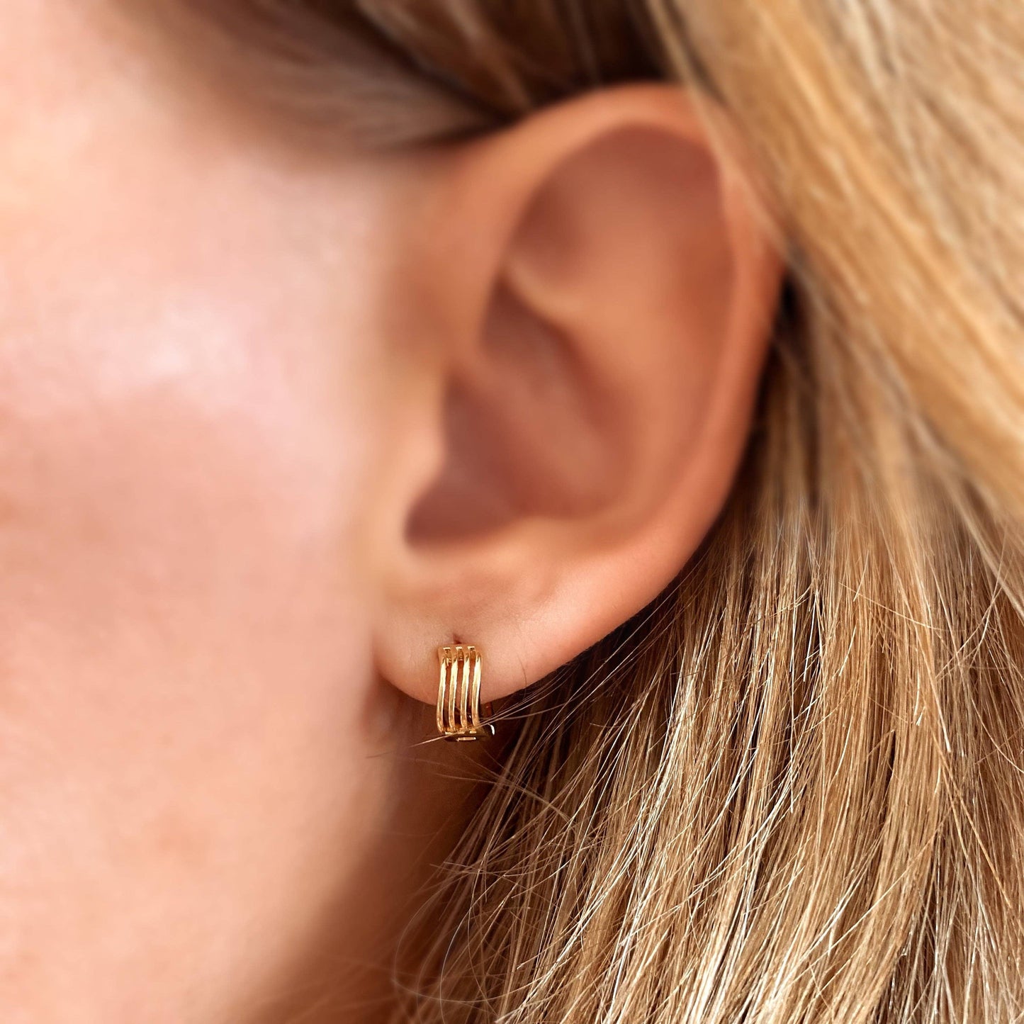 Créoles Clicker Tiny Waves remplies d'or 18 carats