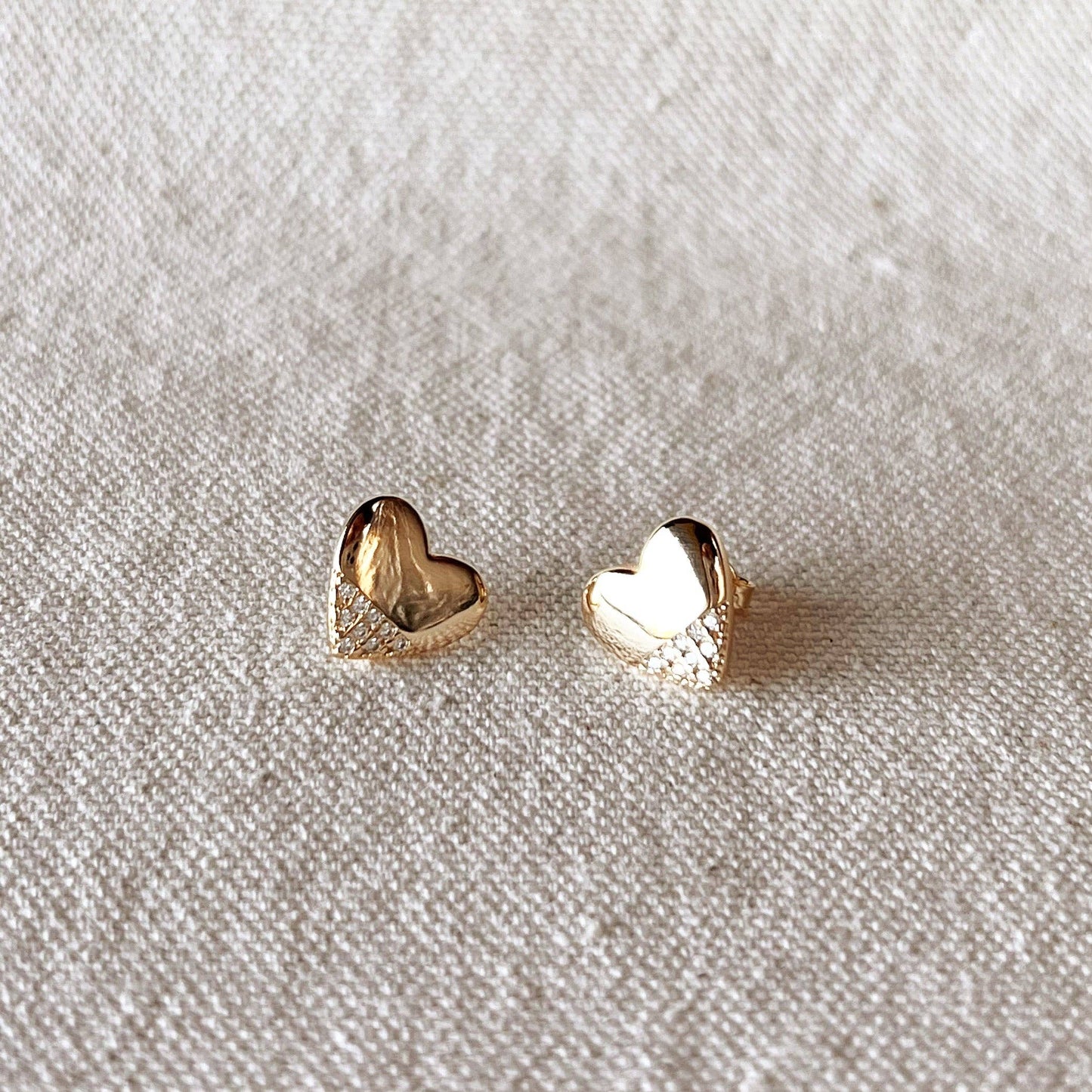 Boucles d'oreilles cœurs en or et zircons cubiques.