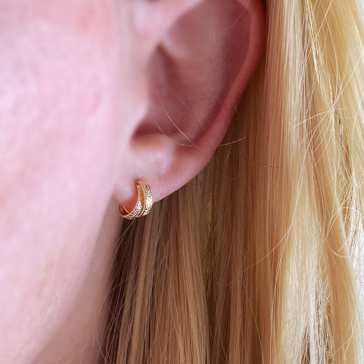 Mini-créoles en C à double fil de 10 mm remplies d'or 18 carats