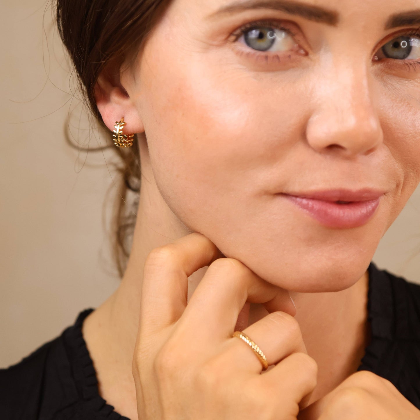 Boucles d'oreilles à motif de feuilles fourrées en or 18 carats
