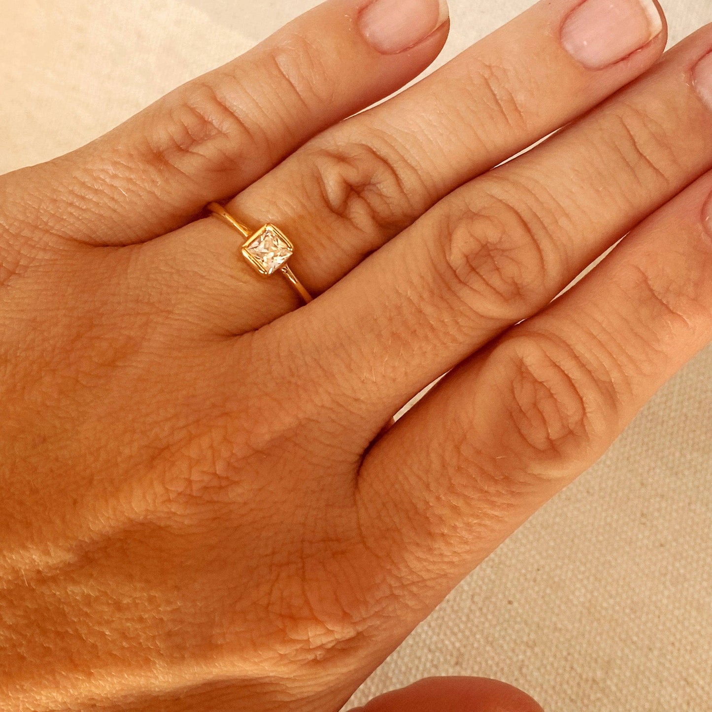 Bague solitaire carrée en or rempli 18 carats