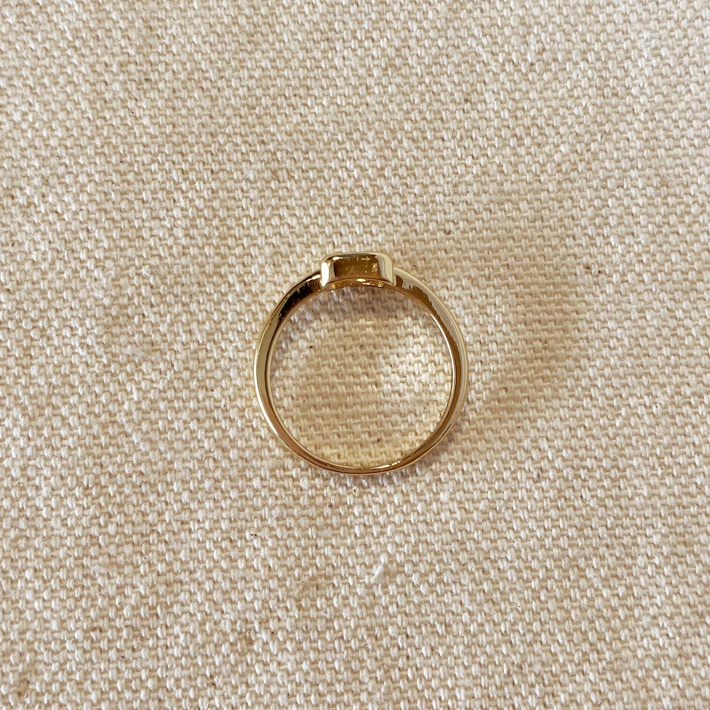 Bague solitaire rectangulaire remplie d'or 18 carats
