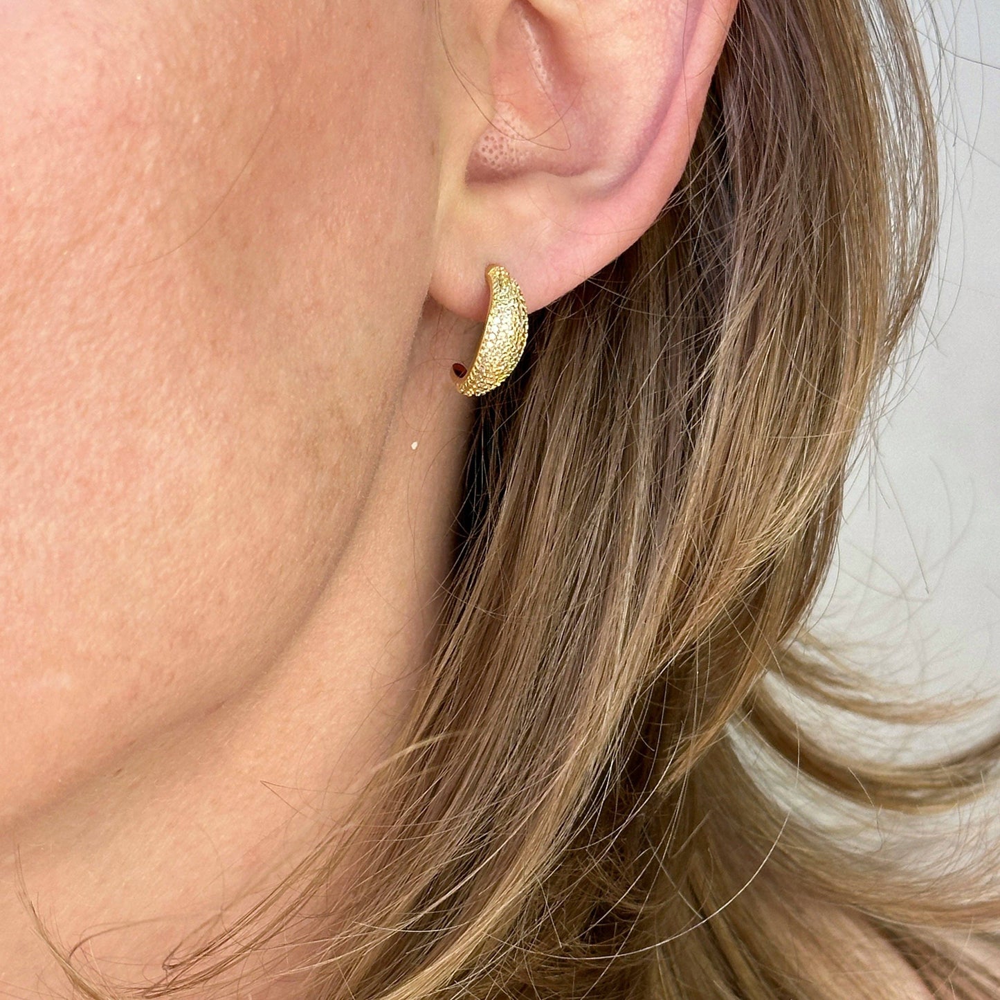 Boucles d'oreilles incurvées en micro zircone cubique remplies d'or 18 carats