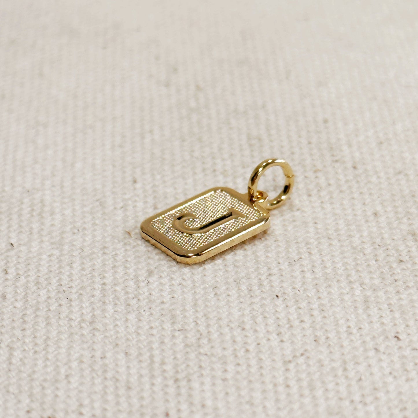 Pendentif plaque initiale texturé
