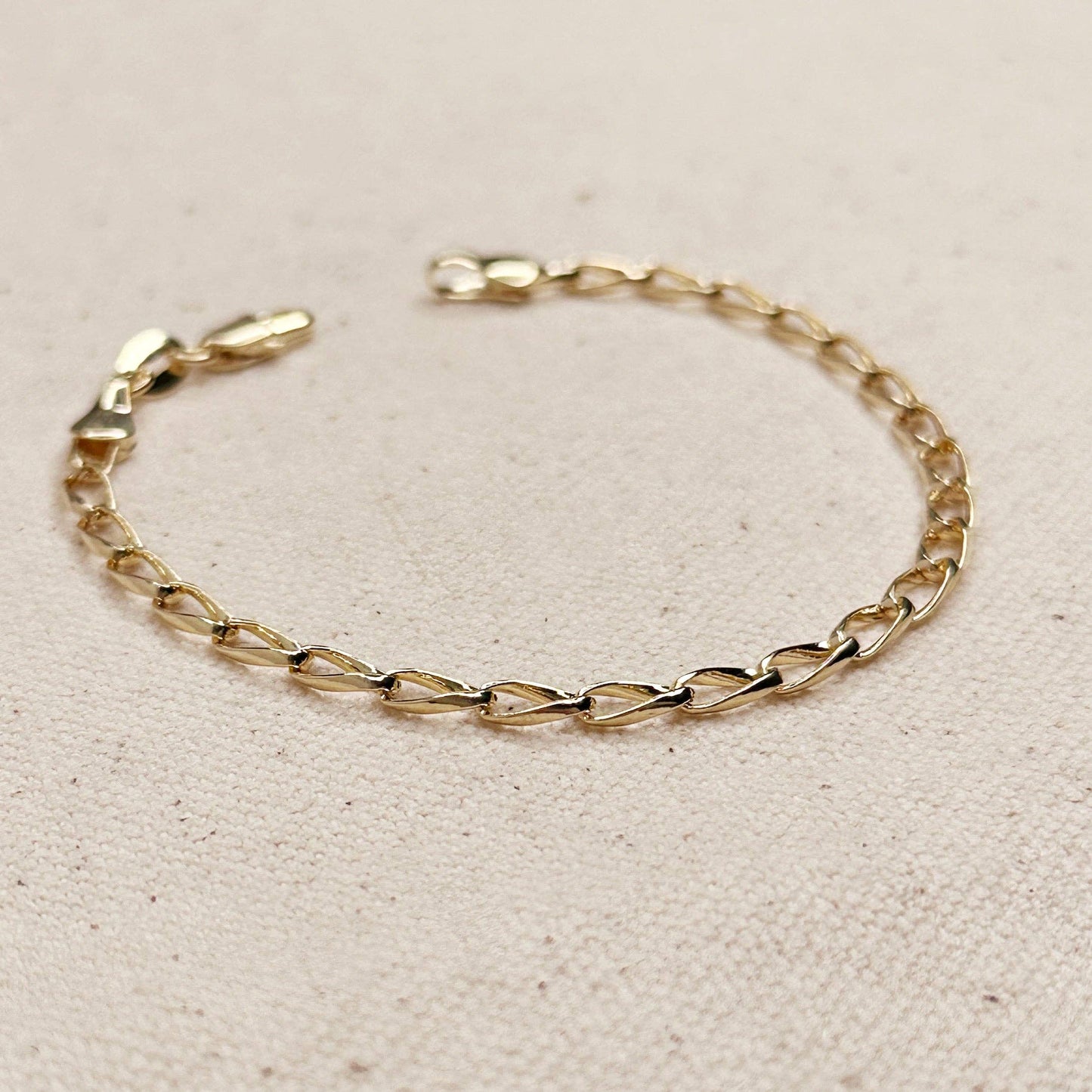 Bracelet à maillons légèrement torsadés en or 18 carats
