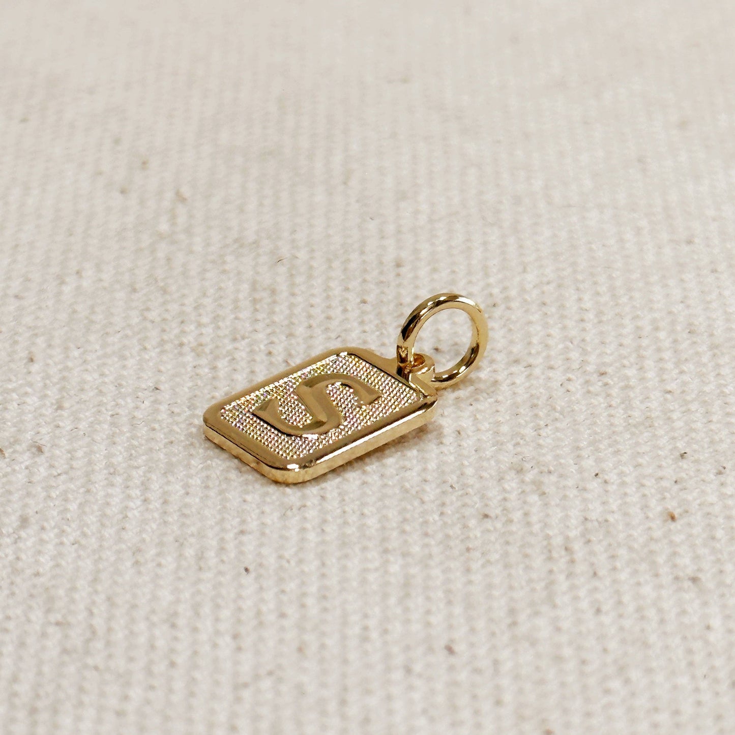 Pendentif plaque initiale texturé
