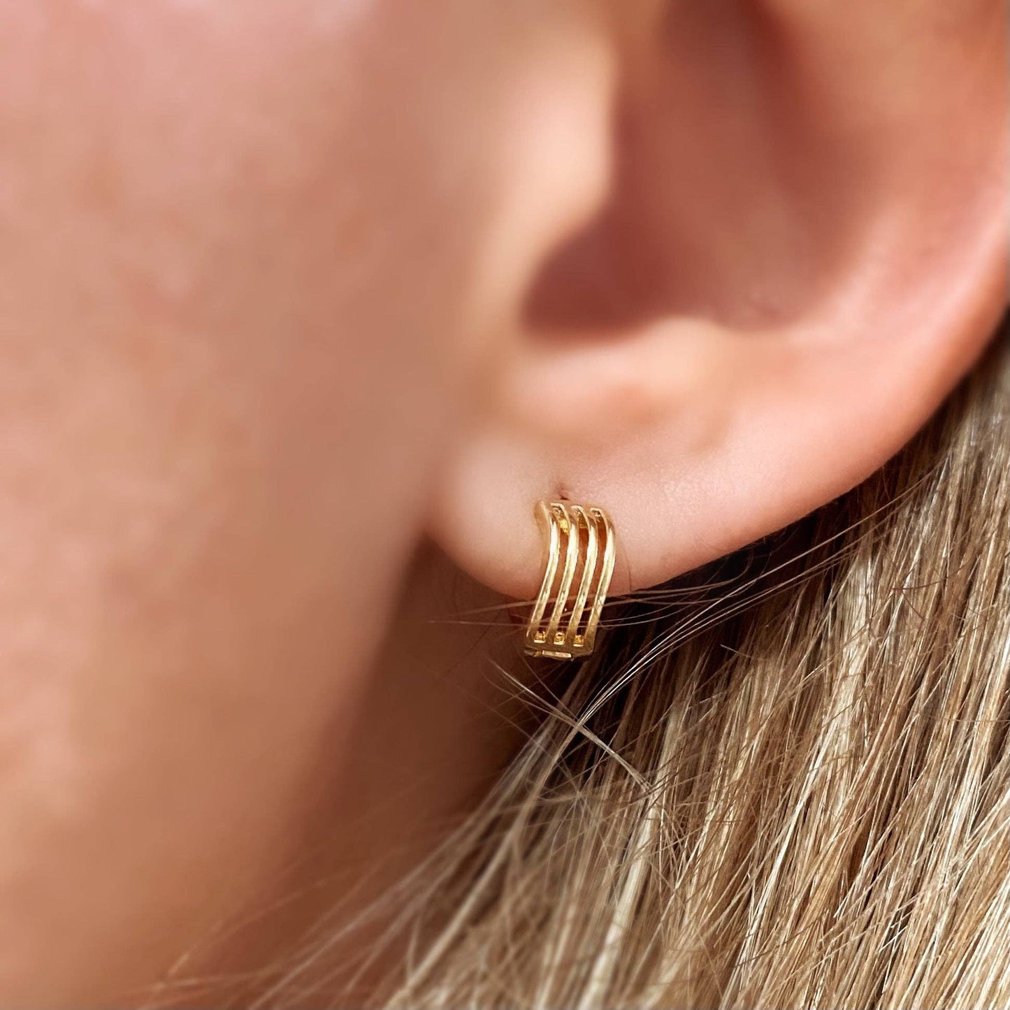 Créoles Clicker Tiny Waves remplies d'or 18 carats