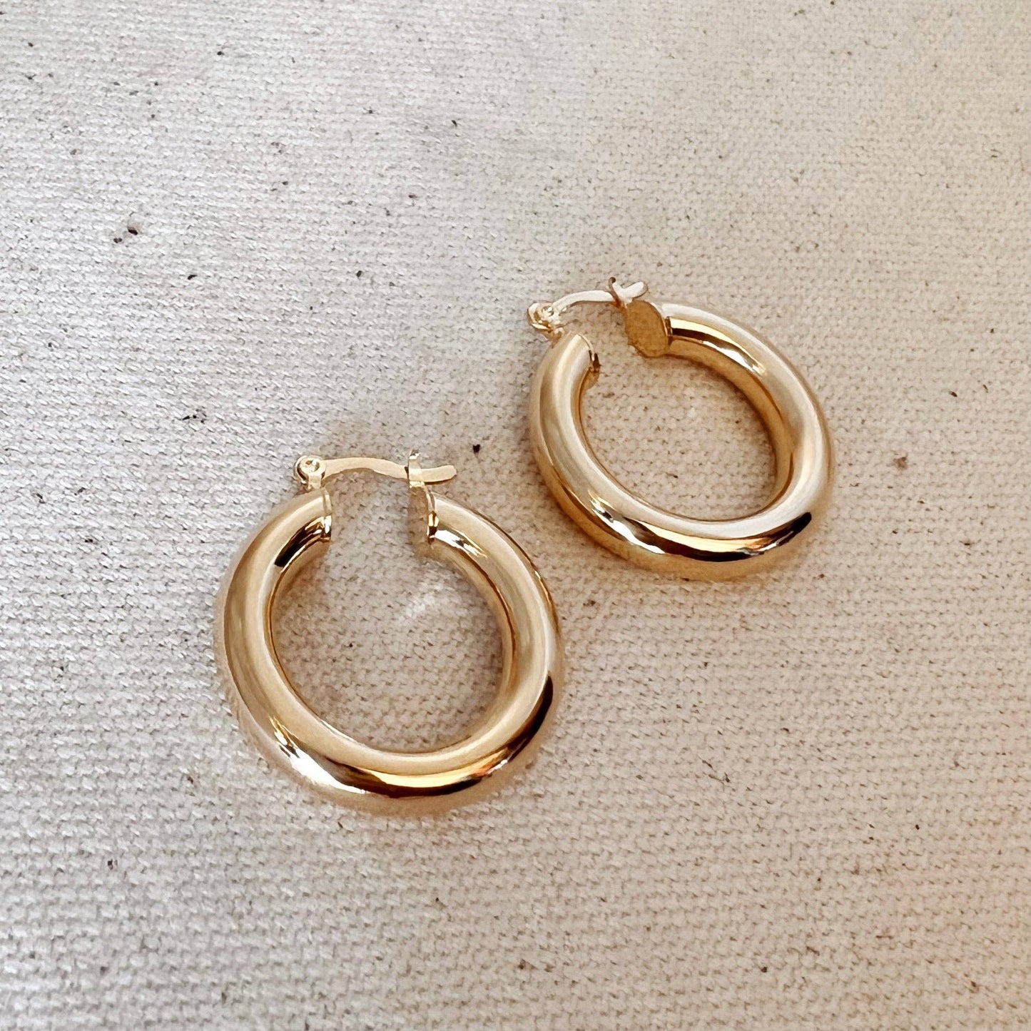 Créoles tubulaires classiques de 25 mm remplies d'or 18 carats