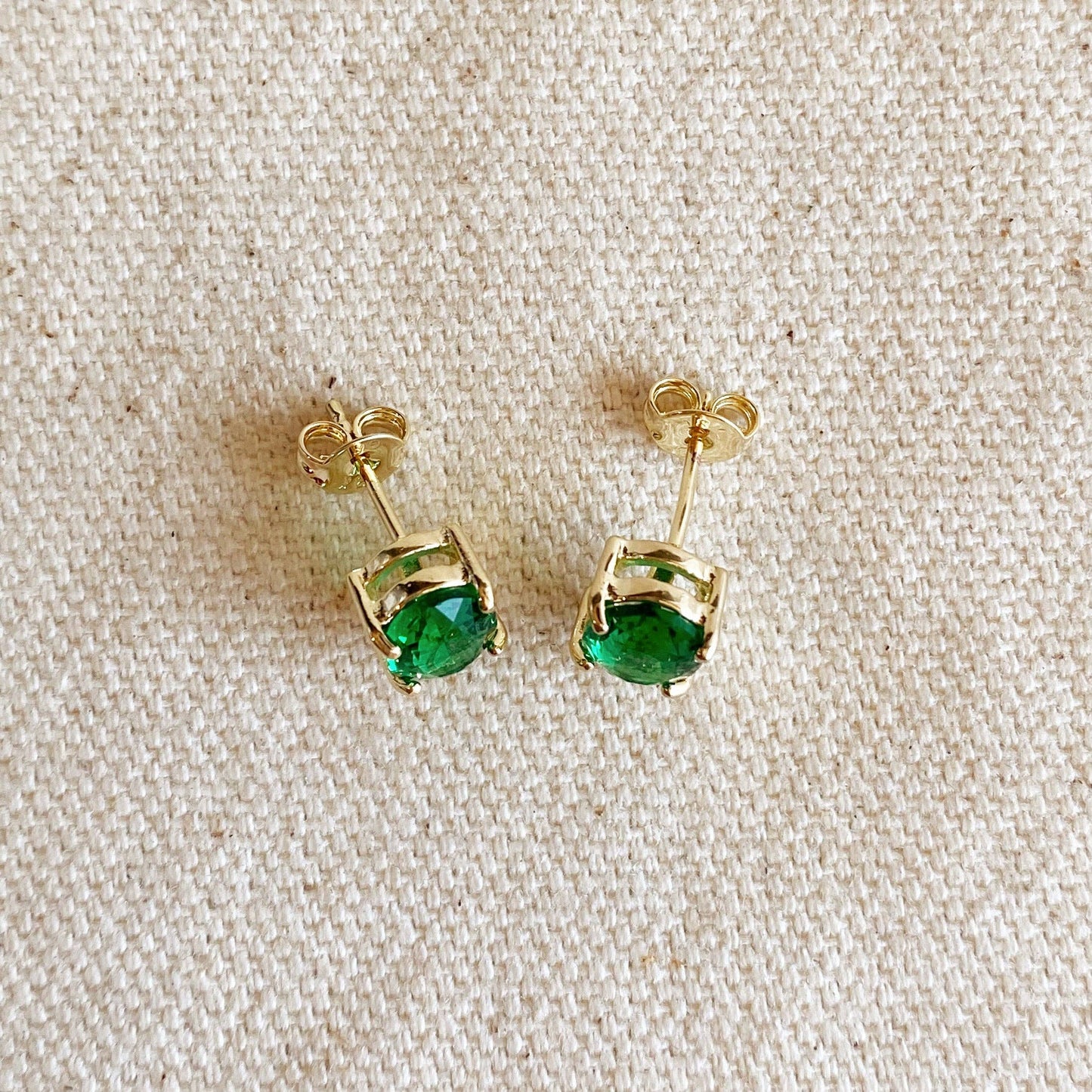 Boucles d'oreilles à tige en or 18 carats avec zircons cubiques émeraudes.