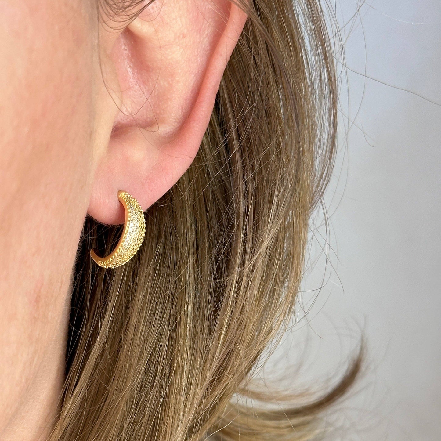 Boucles d'oreilles incurvées en micro zircone cubique remplies d'or 18 carats