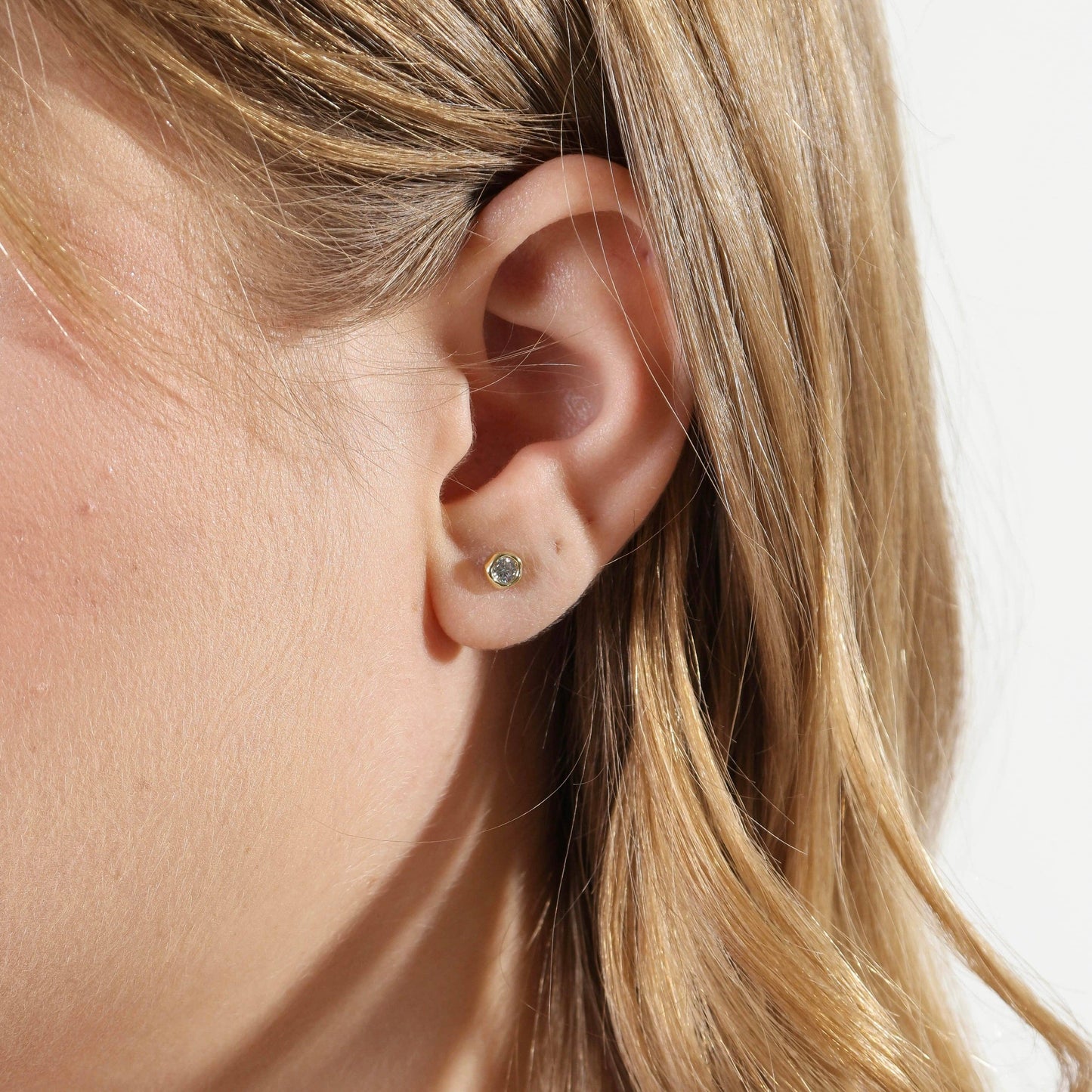 Boucles d'oreilles clous serti rond 4 mm