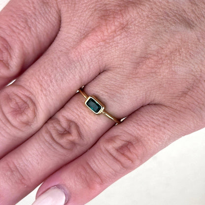Bague solitaire rectangulaire avec zircon cubique noir