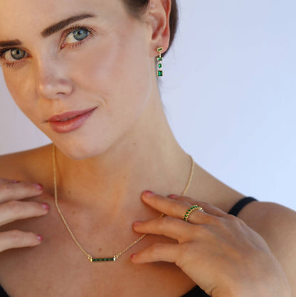 Boucle d'oreille à formes pendantes vert émeraude en or rempli 18 carats