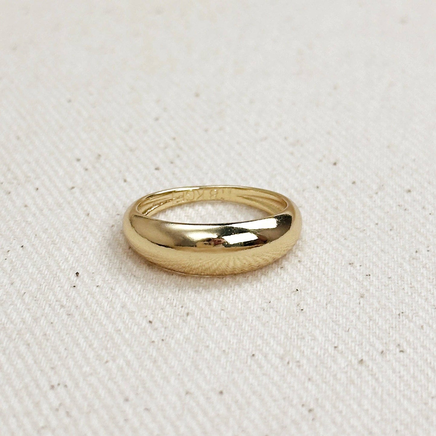 Bague en forme de dôme polie et remplie d'or 18 carats