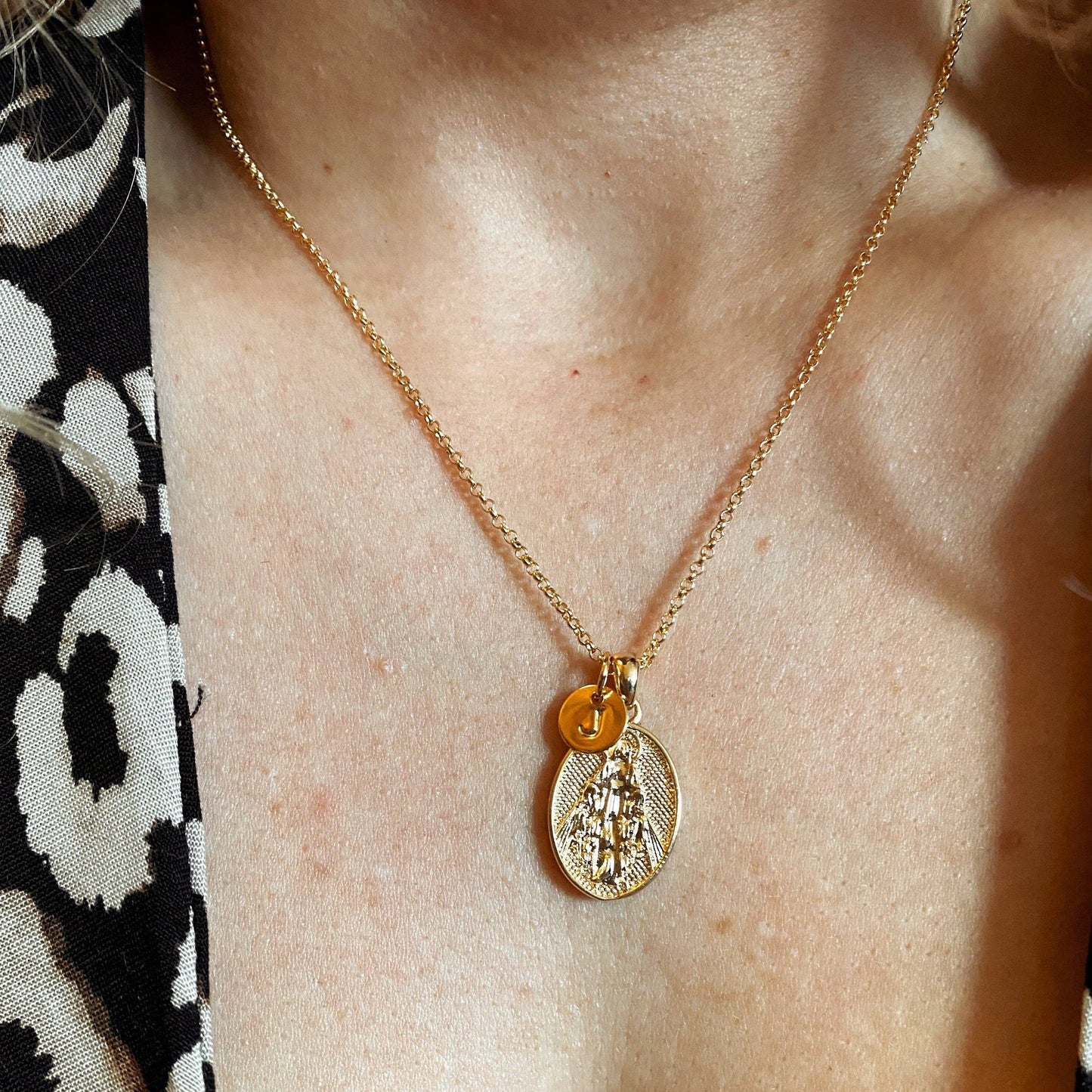 Breloque petite lettre initiale estampillée en alphabet complet rempli d'or 18 carats