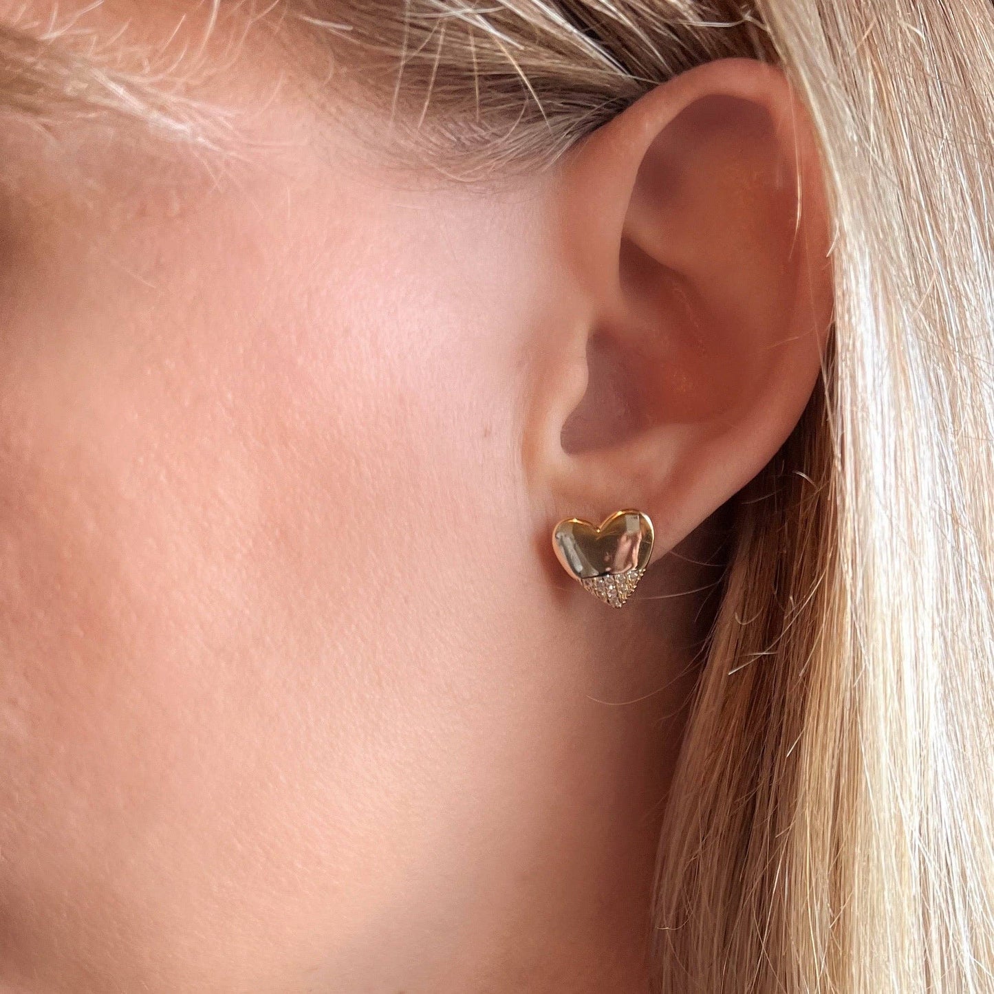 Boucles d'oreilles cœurs en or et zircons cubiques.