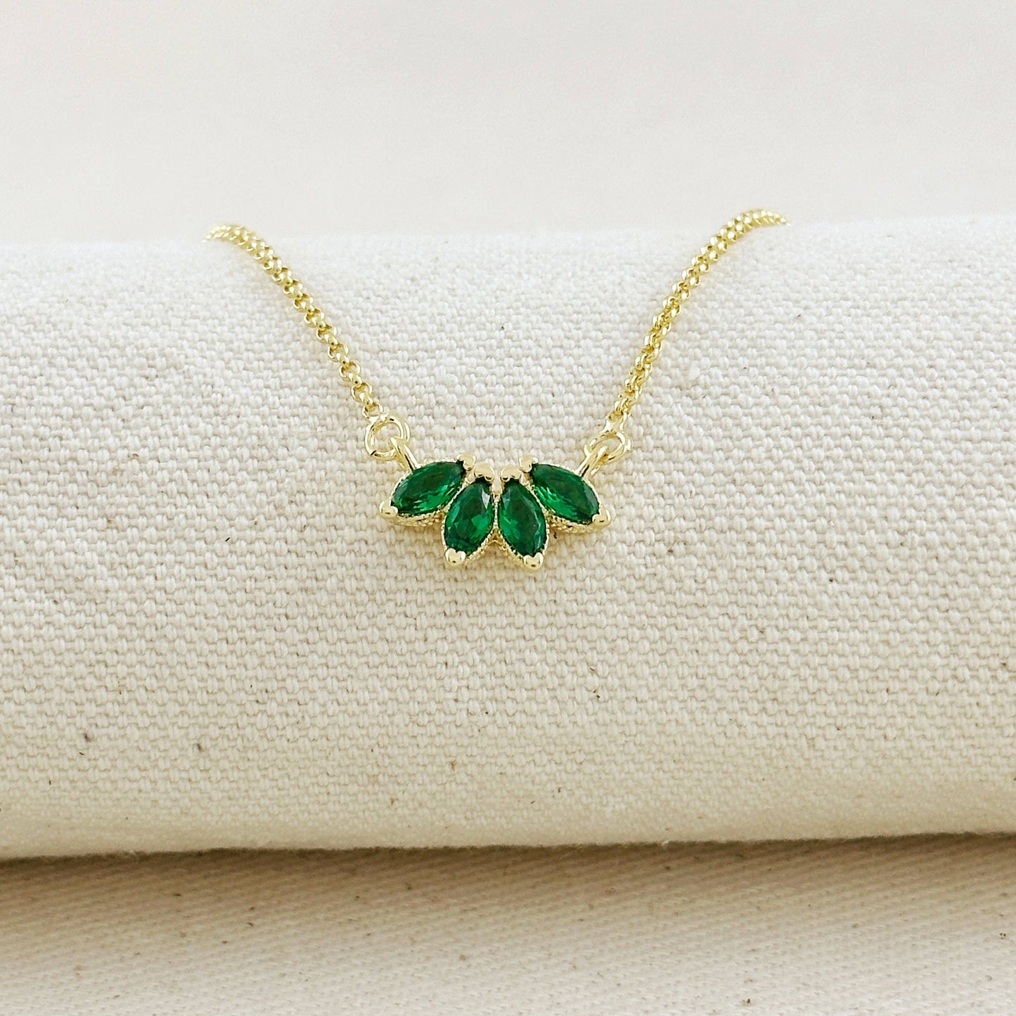 Collier lotus plaqué or 18 carats avec zirconium cubique