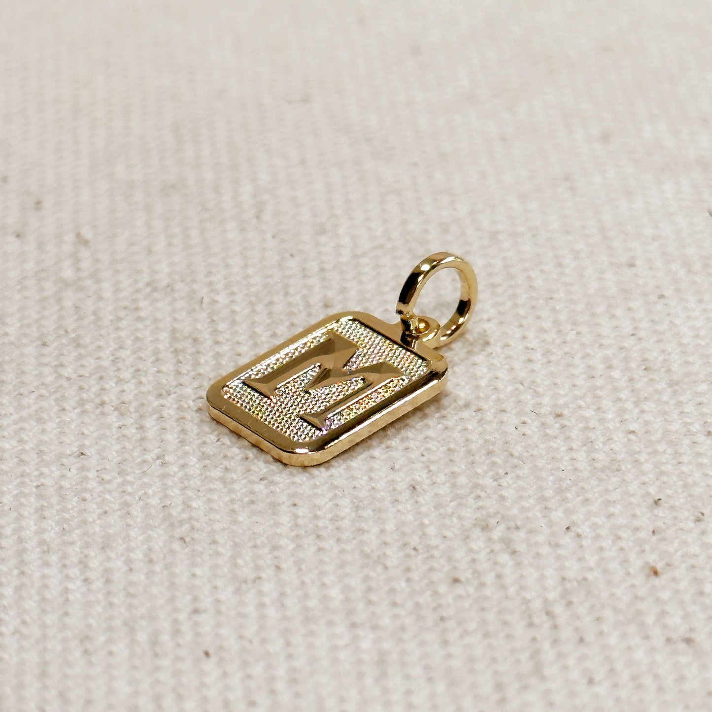 Pendentif plaque initiale texturé