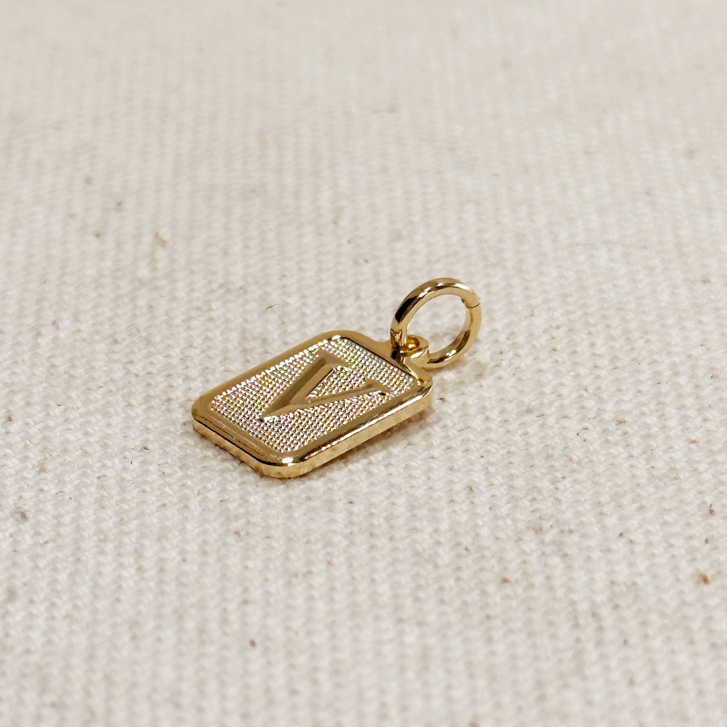 Pendentif plaque initiale texturé