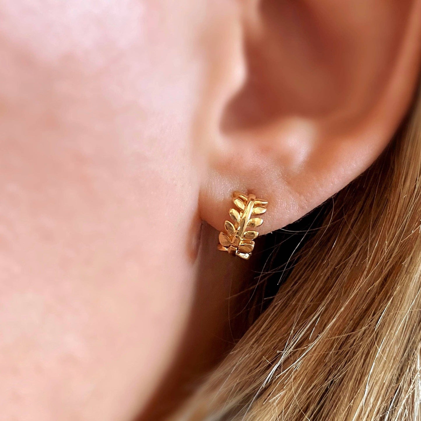 Boucles d'oreilles à motif de feuilles fourrées en or 18 carats