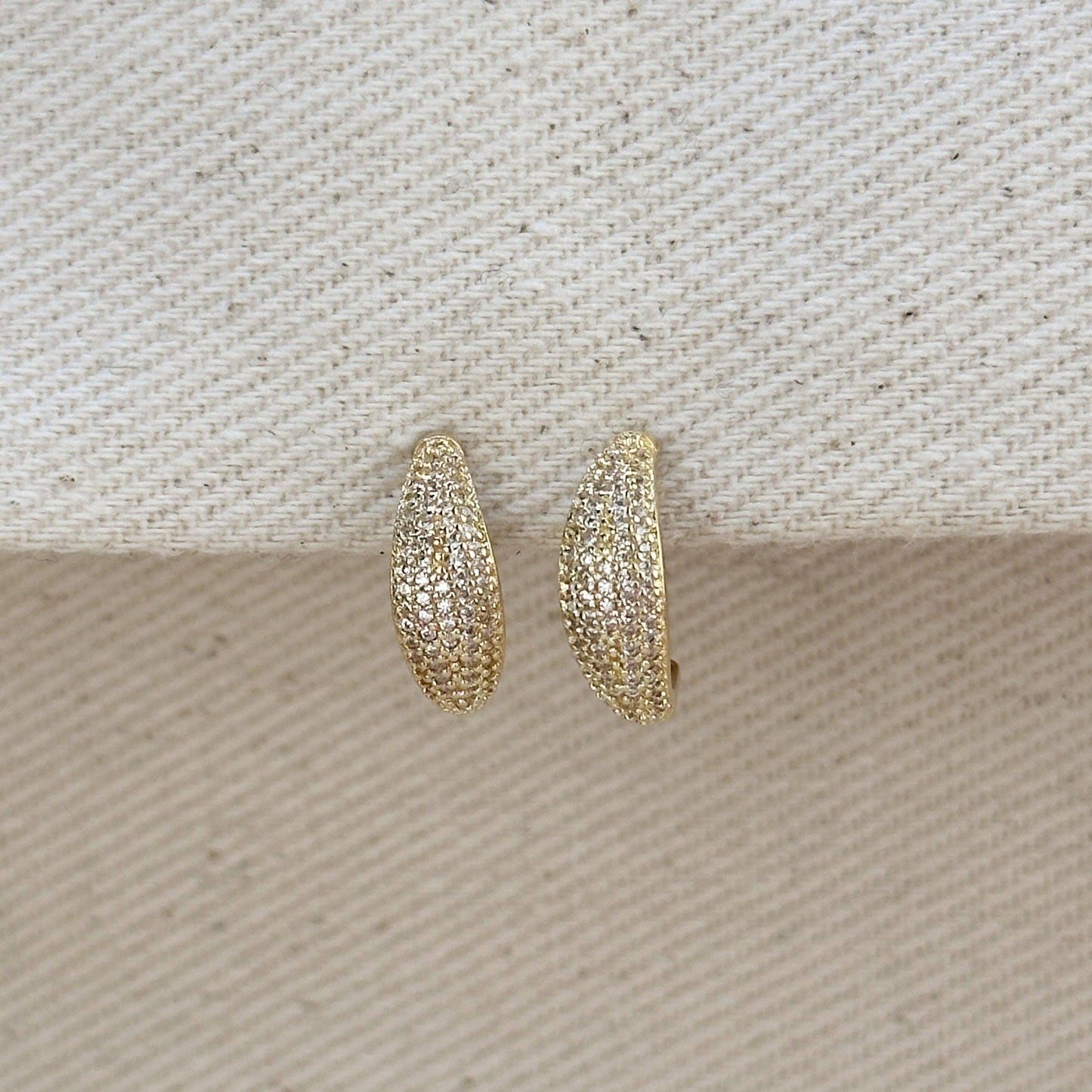 Boucles d'oreilles incurvées en micro zircone cubique remplies d'or 18 carats