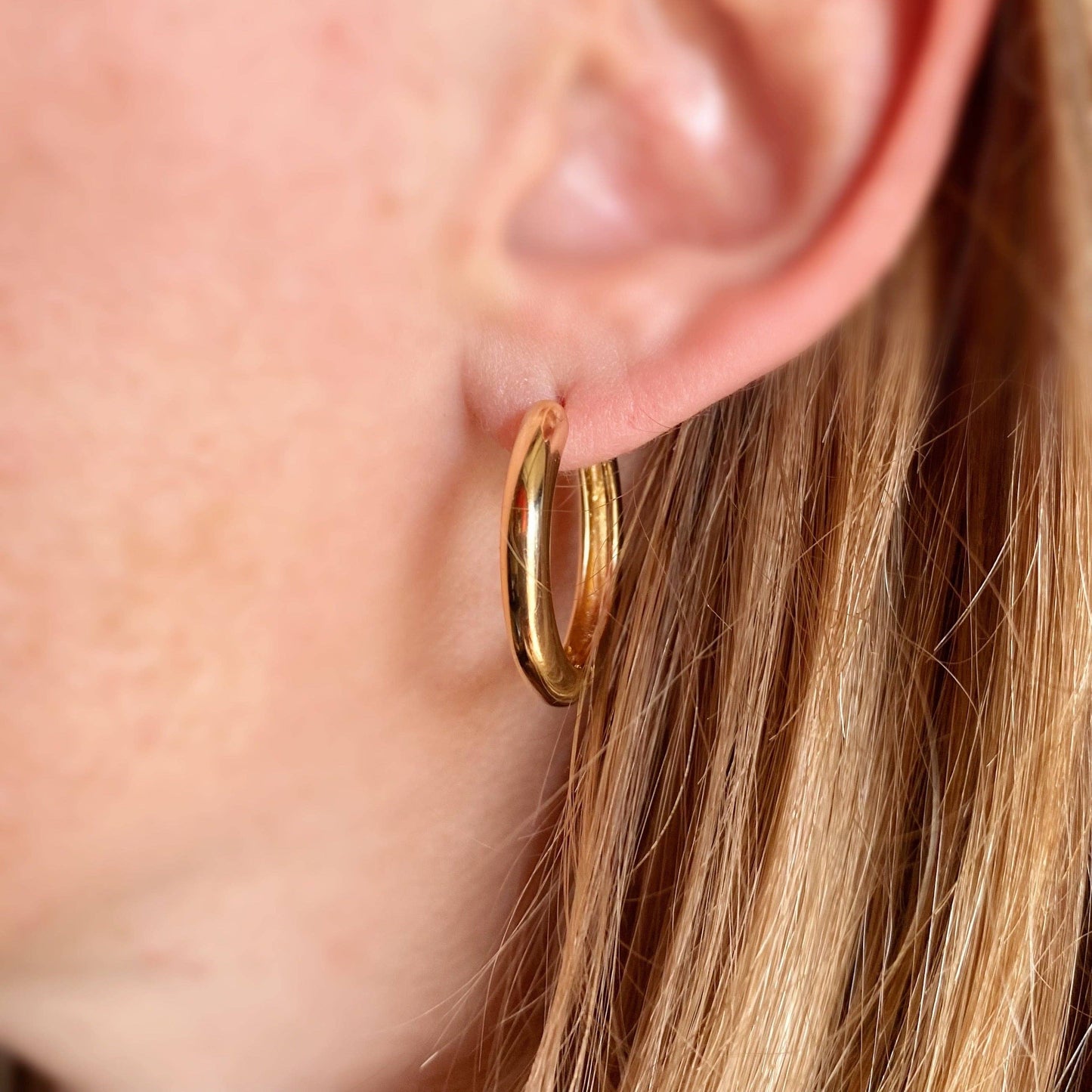 Boucles d'oreilles créoles à clic arrondies et polies en or