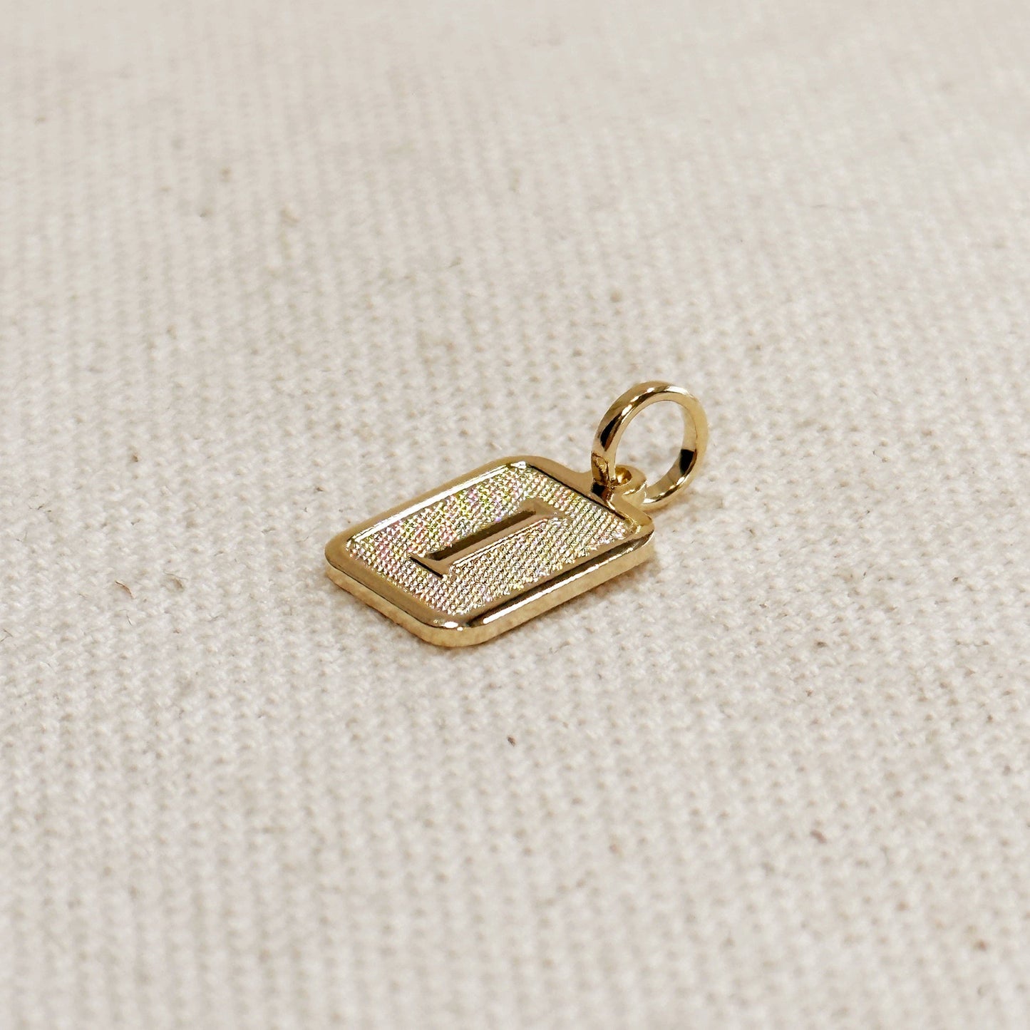 Pendentif plaque initiale texturé