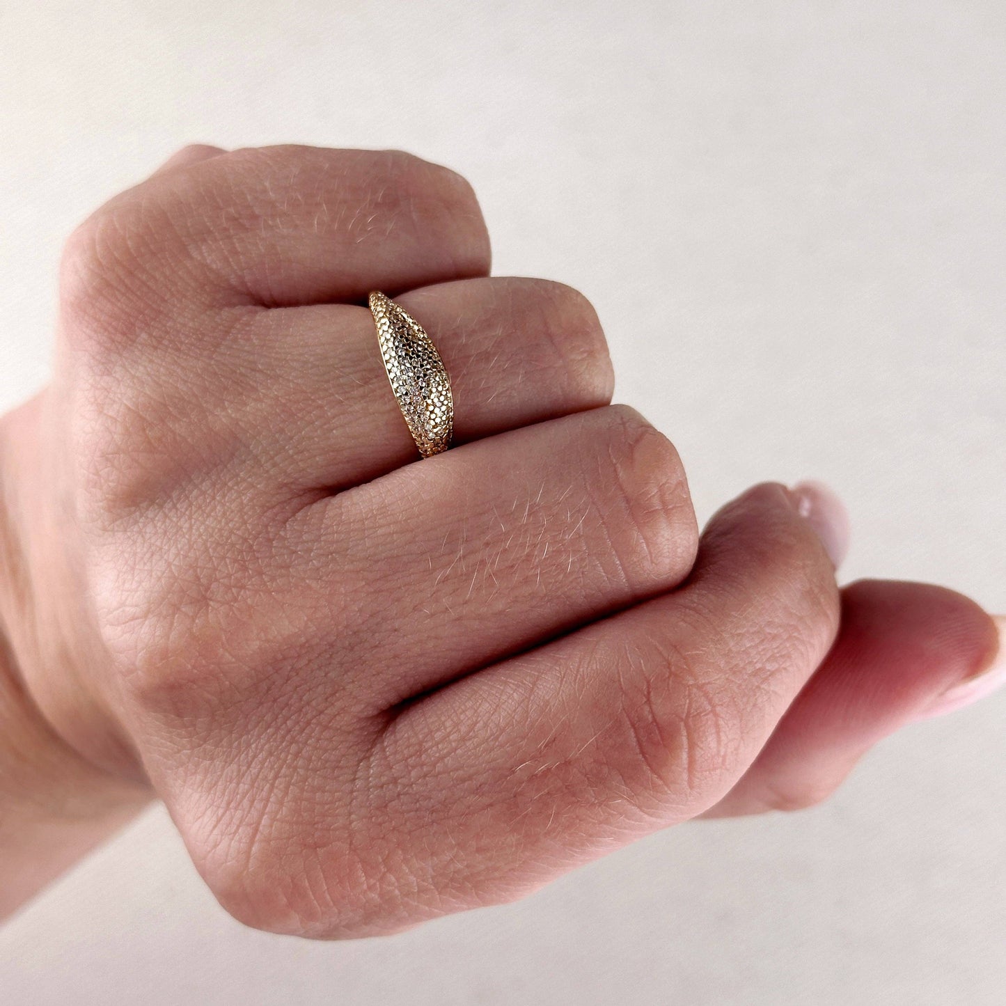 Bague en forme de mini-dôme en zircone cubique remplie d'or 18 carats