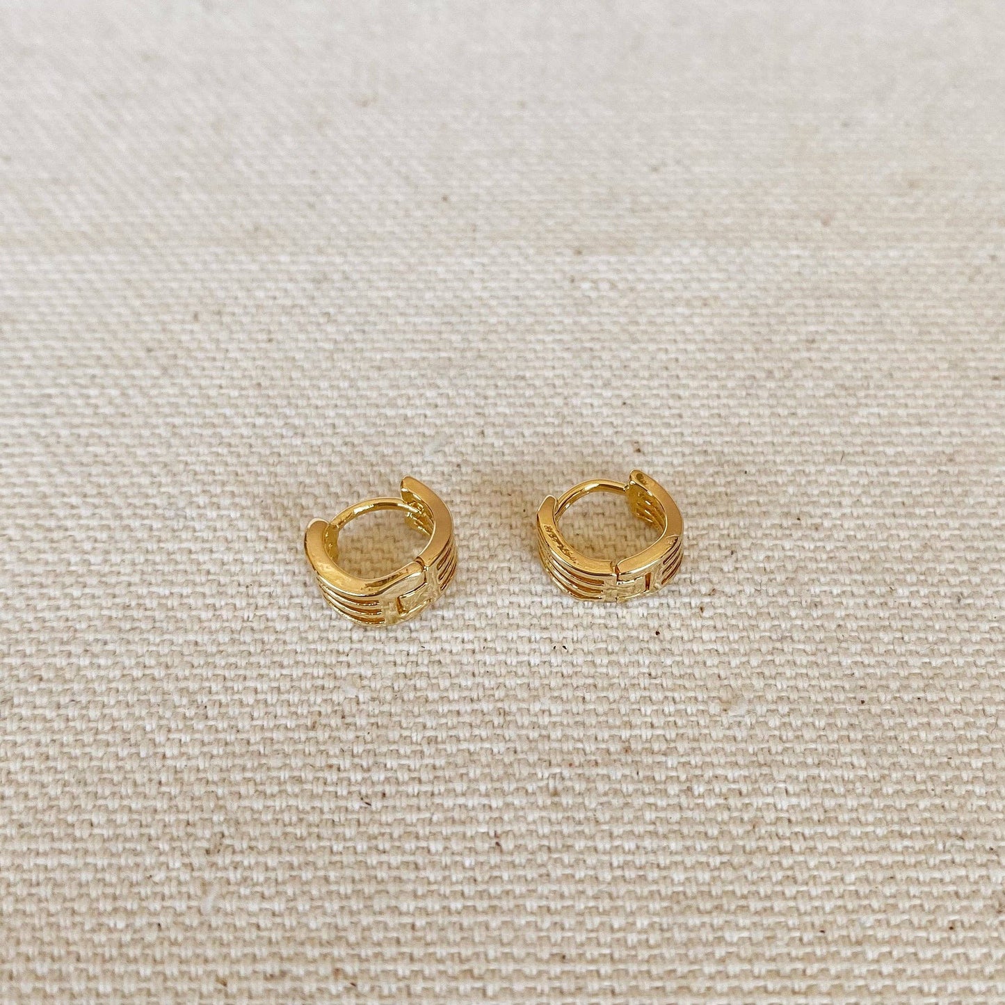 Créoles Clicker Tiny Waves remplies d'or 18 carats