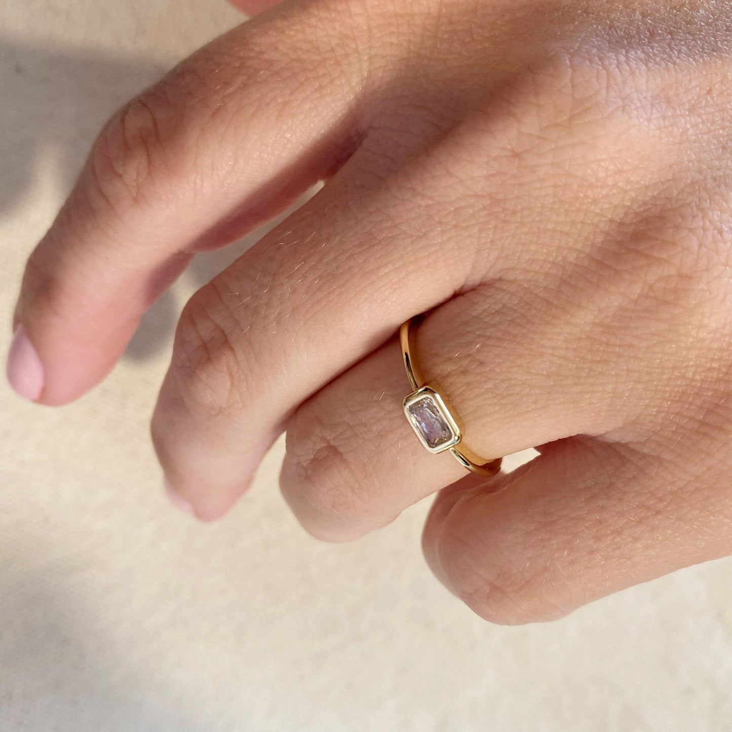 Bague solitaire rectangulaire remplie d'or 18 carats